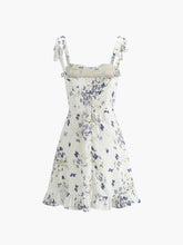Kurzes Kleid mit Blumendruck, geraffter Rückseite und geknoteten Rüschen